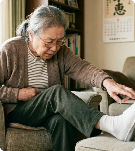 自分で爪が切れず悩む高齢女性