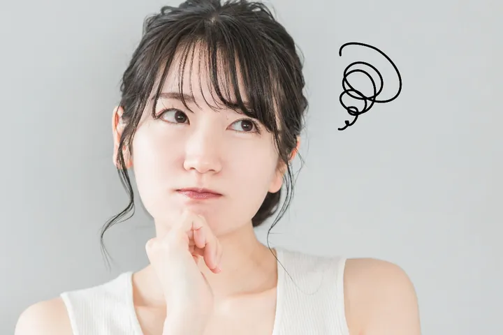 肌の悩みを考える女性のイメージ写真